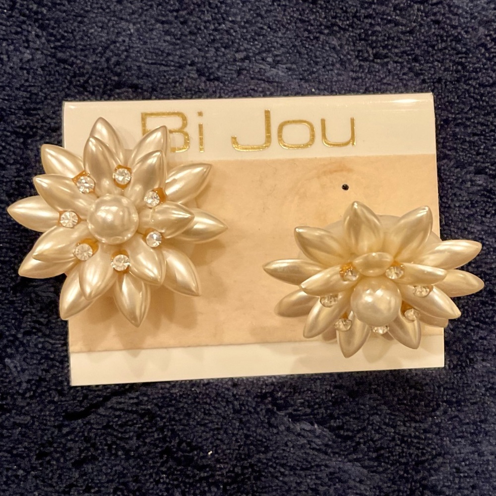 Bi Jou Vintage White Flower Clip Earrings